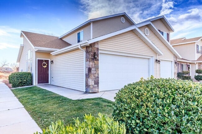 Building Photo - 3 bedroom, 2 bath townhome, end unit, grea...