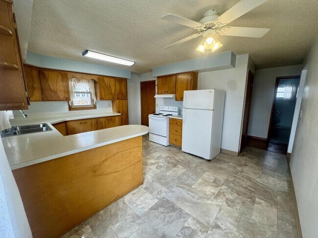 Photo - 106 8th Ave NE