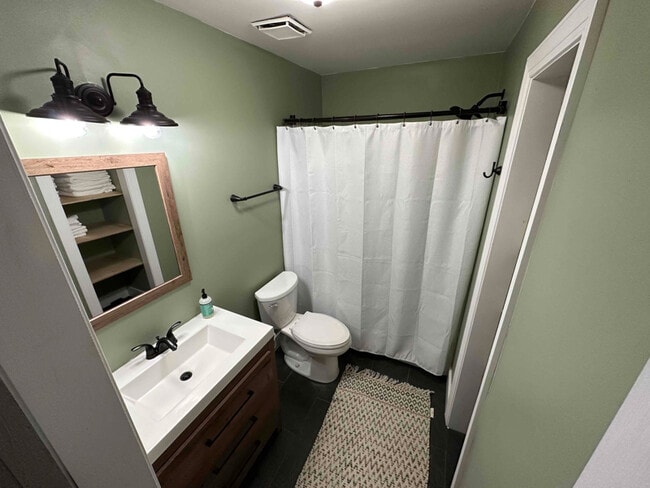 Photo - 688 Frankfort Dr Unidad B (furnished)