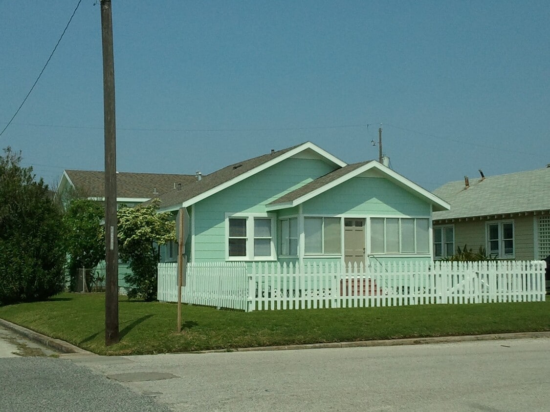 Half block to Seawall! Water View from th... - Half block to Seawall!  Water View from th...