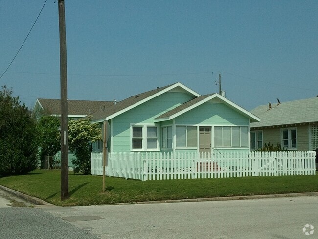 Building Photo - Half block to Seawall! Water View from th... Rental