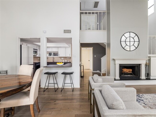 Building Photo - 1821 Westlake Dr Unit 116