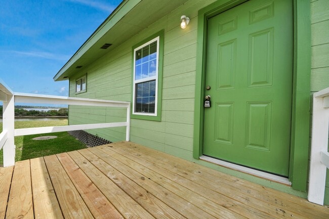 Building Photo - 17111 River Rd Unit C