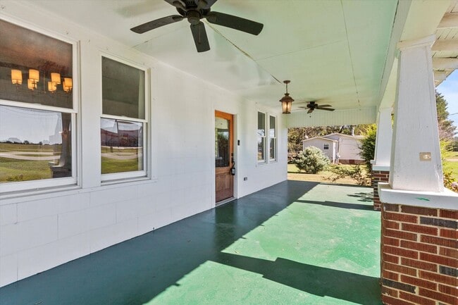 Photo - Country Classic with Modern Convenience!