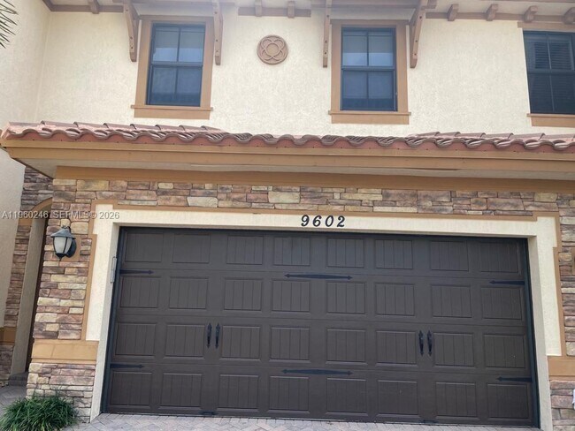 Building Photo - 9602 Town Parc Cir S