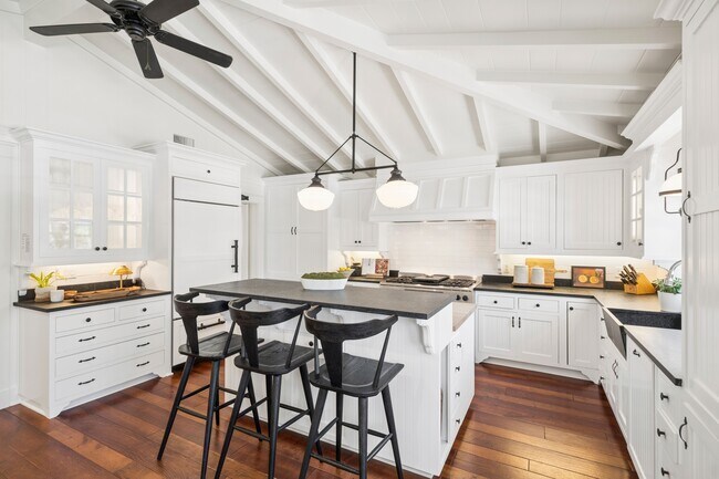 Photo - 2035 Miramar Dr