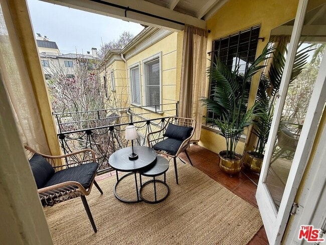 Photo - 157 N La Peer Dr