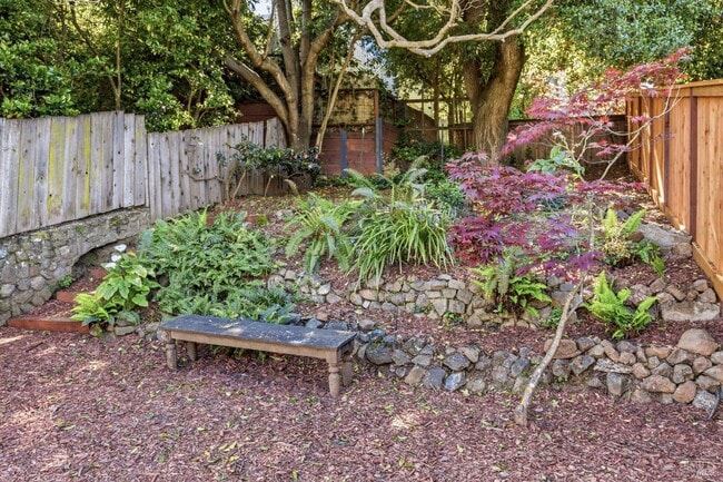 Building Photo - 31 Acacia Ave