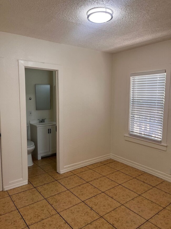 361 W 16th St Unit B