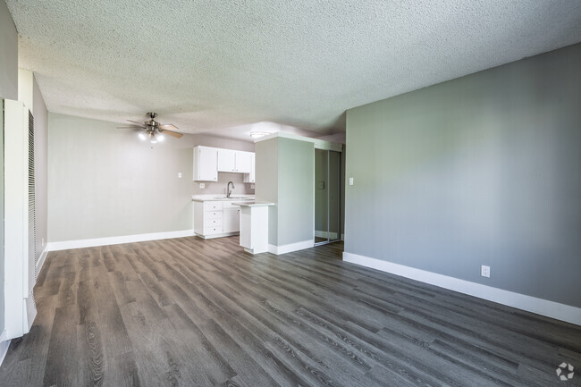 1BR, 1BA - 712SF - Living Room