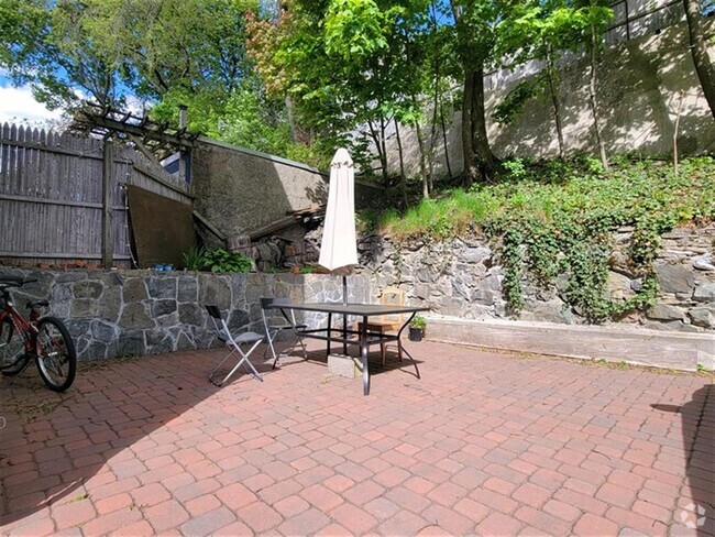 Building Photo - 89 Cedar St Unit 2 Rental