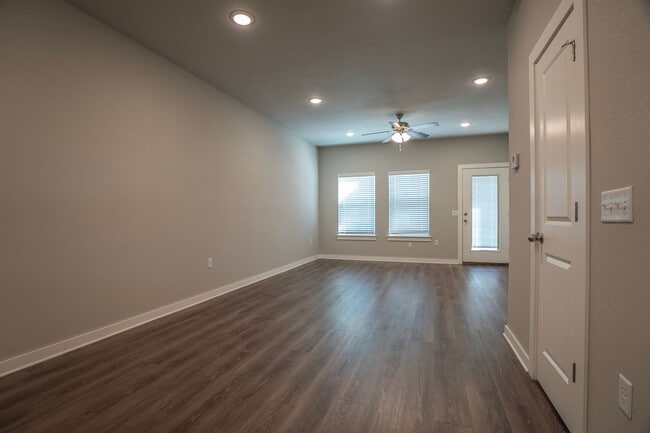 Photo - 2 bedroom 2.5 bath townhome located in Fayetteville AR!