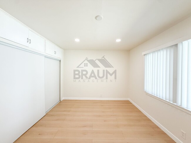 Photo - 15550 Vanowen St Unit 5