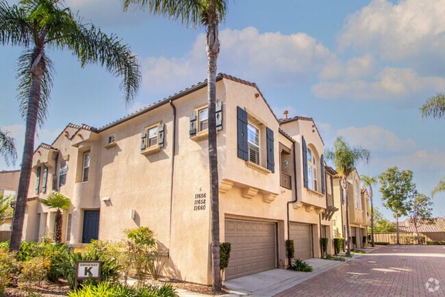 Building Photo - Beautiful 2 Bedroom / 2 Bath Condo in Desi...