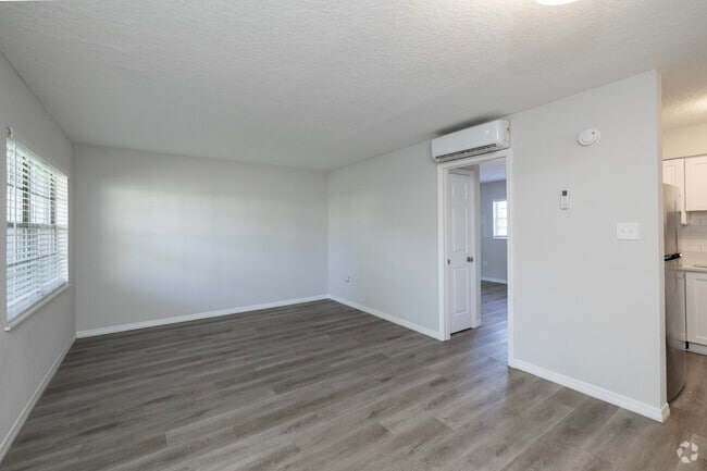 1BR, 1BA - 540SF - Living Room - Tara House West Apartments