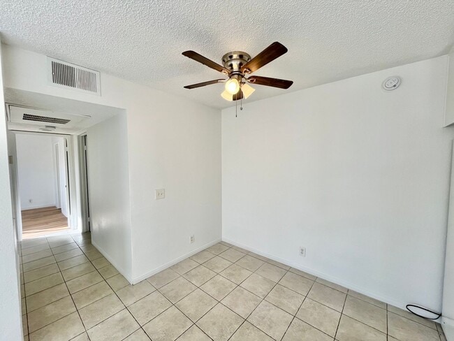 Building Photo - 2BD/2BTH with Central A/C, Private Patio, Walk-In Closet, Onsite Laundry, and Parking! Unit 04