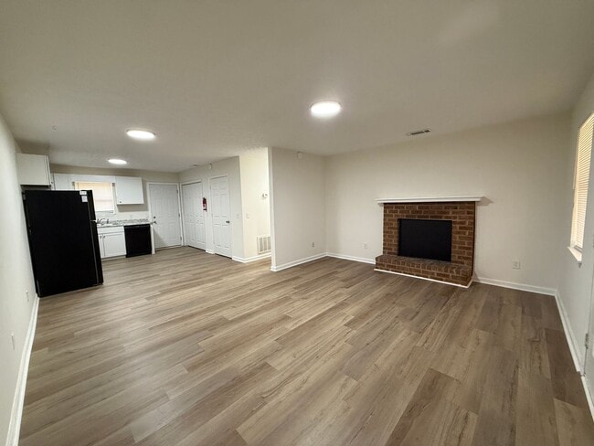 Building Photo - 160/162 W. Paces Dr Unit 160