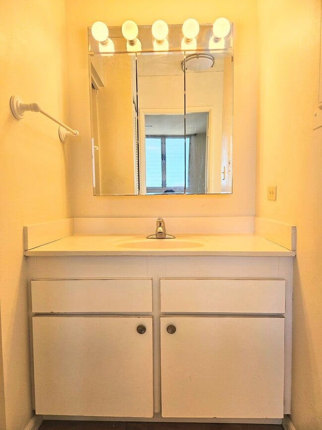 Photo - Punahou Pulelehua 2 Bedroom 1 Bathroom 1 P... Unit 1504