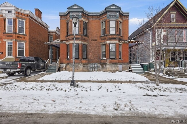 Building Photo - 2 York St