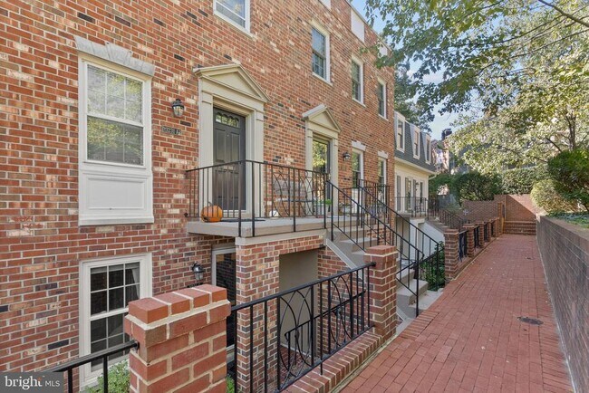 Photo - 3231 Sutton Pl NW