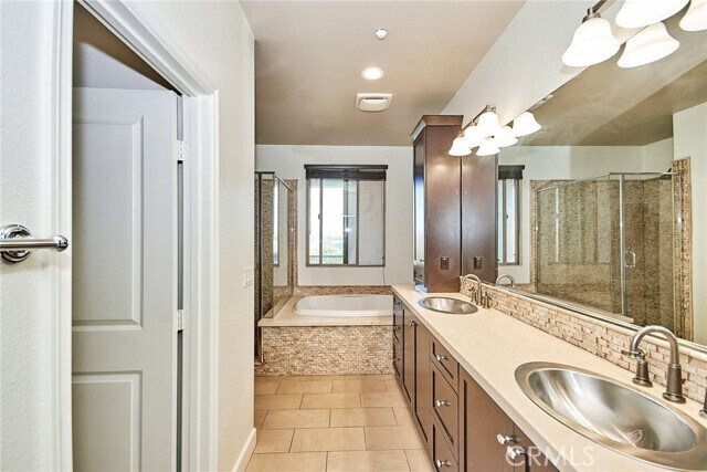 Photo - 15 Vantis Dr