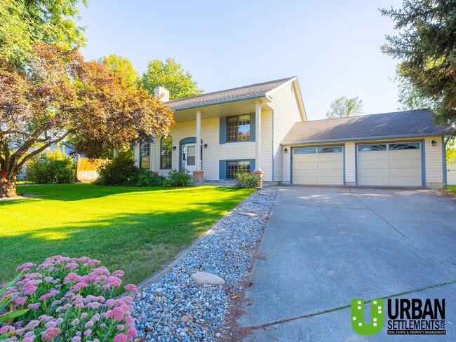 Building Photo - For Rent – Spacious Split-Level Home with ...