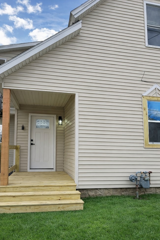 Building Photo - 933 1/2-933 1/2 W Wayne St Unit Wayne St 933