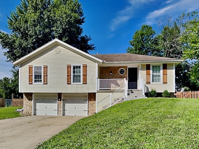 Building Photo - Charming 3-Bed, 2-Bath Home in Lee’s Summit | Cul-de-Sac, Fireplace & Fenced Yard