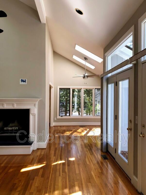 Photo - 1016 Creekside Ln