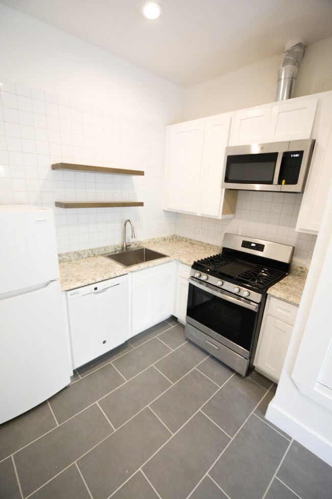 Building Photo - 812 W Russell Pl Unit 812 A Rental