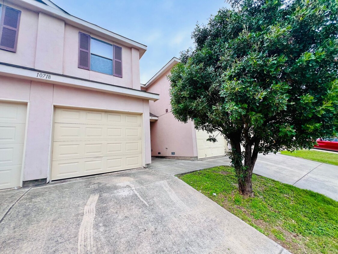 Fantastic 2-Story Townhome with 1-Car Gara... - Fantastic 2-Story Townhome with 1-Car Gara...