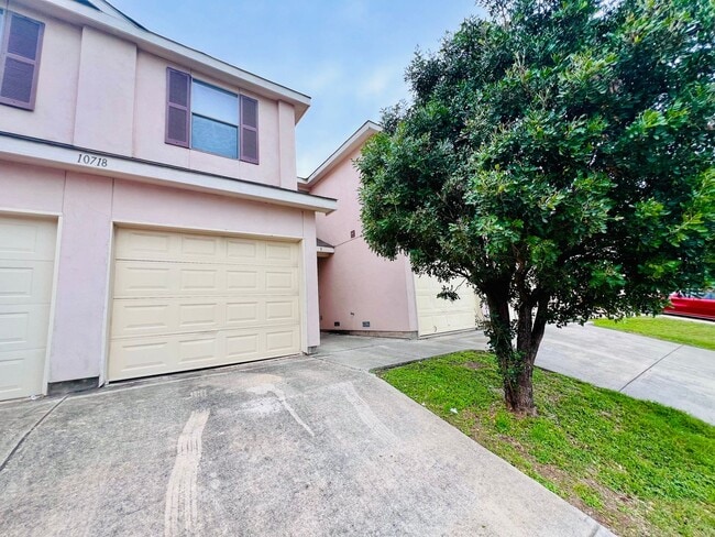 Fantastic 2-Story Townhome with 1-Car Gara... - Fantastic 2-Story Townhome with 1-Car Gara...