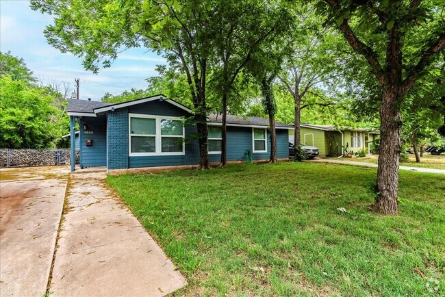Building Photo - 1900 Forest Hill Dr Rental