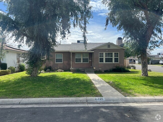 Building Photo - Nice Corner House 3 Bedroom 1 Bathroom