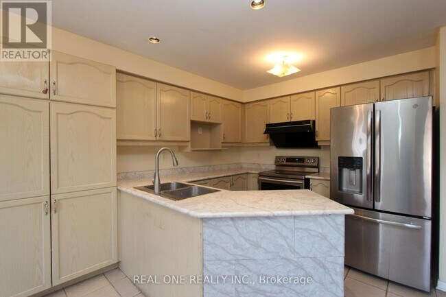 Photo - 749 Bur Oak Ave