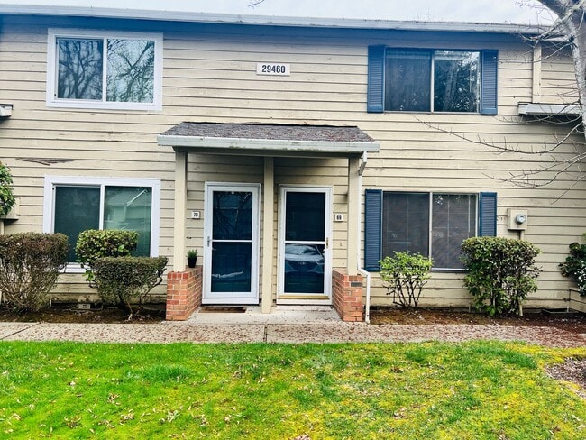 Building Photo - Wonderful Wilsonville Townhouse