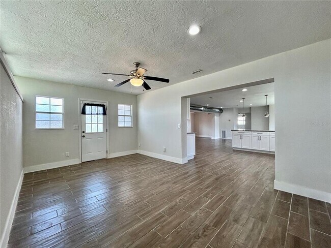 Photo - 4009 Indianapolis St NE