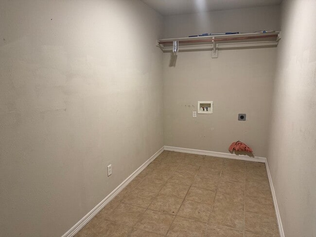 Beautiful single family home with fenced i... - Beautiful single family home with fenced i...