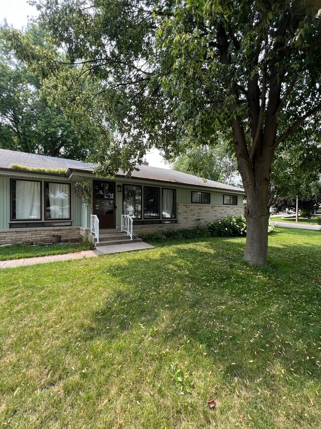 Photo - 541 N 109th St