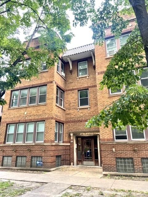 Building Photo - 2300 W Sunnyside Ave Unit 3E Rental