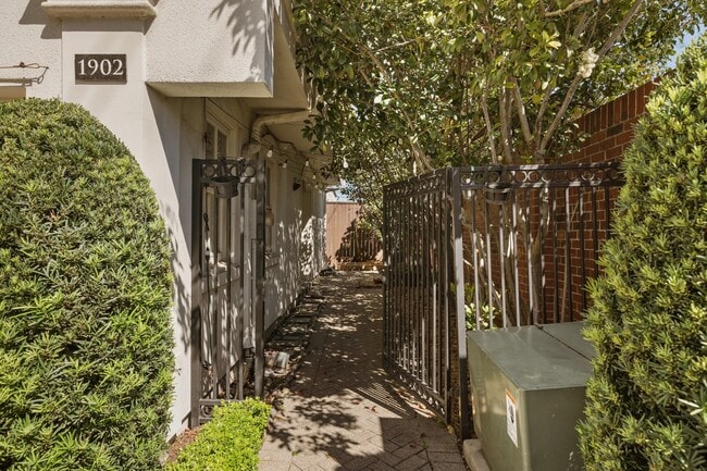 Photo - 1902 Greenwich Pl Dr