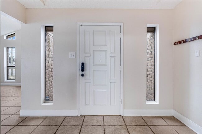 Photo - 985 Crossbill St