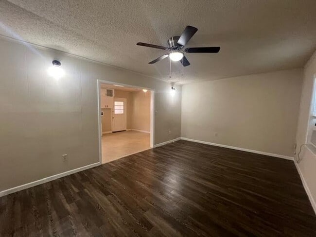 Photo - 305 E Stegall Dr