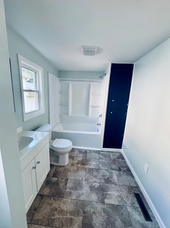 Photo - 514 E 9th St