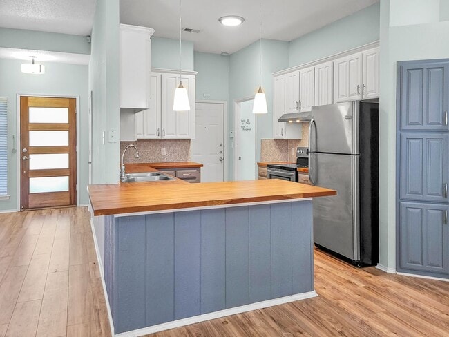 Photo - Stylish 3-2-2 with Upgrades, Spacious Back... Casa