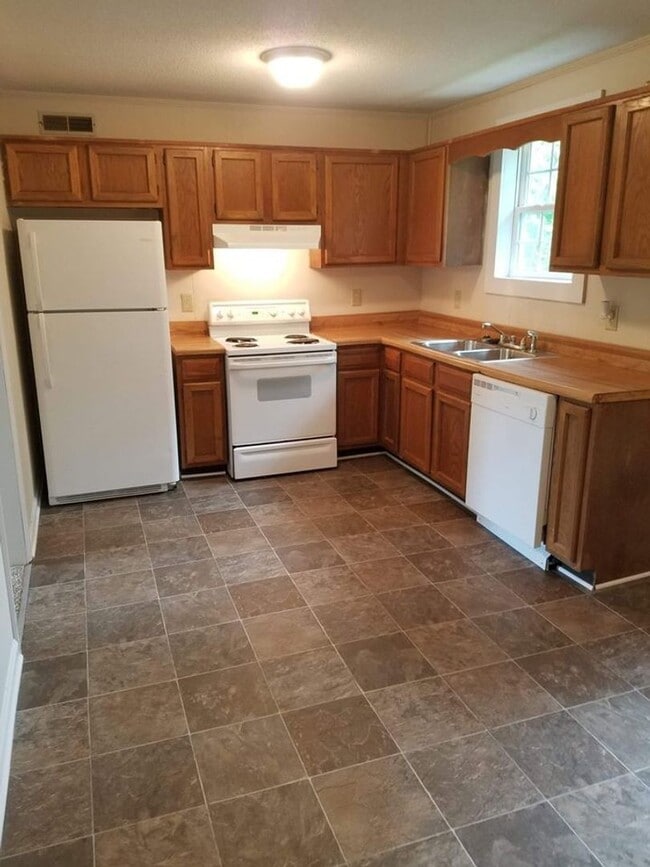 Photo - 3 Bedroom Pet Friendly Home For Rent!