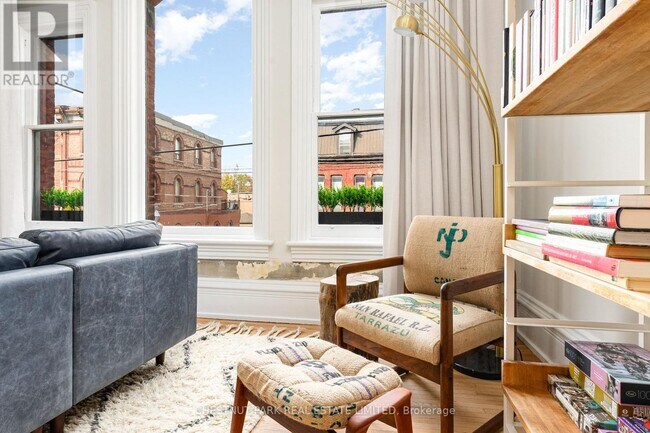 Photo - 787 Queen St W