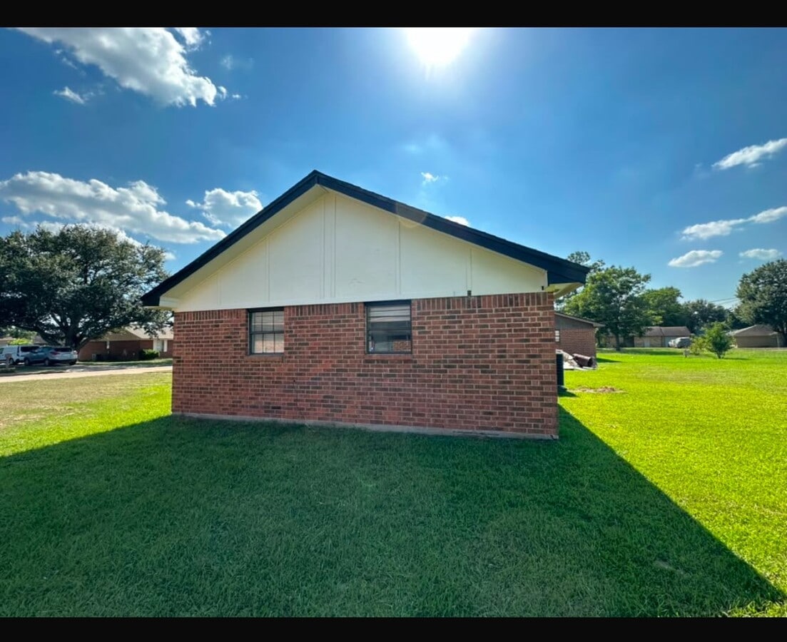 Photo - 732 Meadow Ln