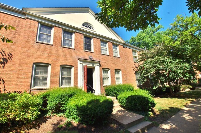 Building Photo - 2407 Arlington Blvd