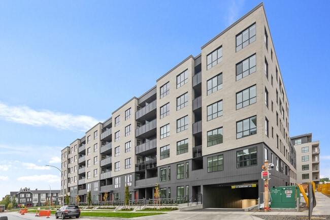 Building Photo - Brand New 1 Bed + Den Penthouse in Fleetwo... Unit 605